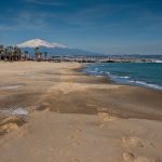 Playa di Catania, 18 chilometri di sabbia dorata tra mare, movida e vista sull’Etna