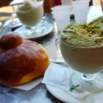 Granite alla siciliana con brioche col “tuppo”: il rito più dolce dell’estate